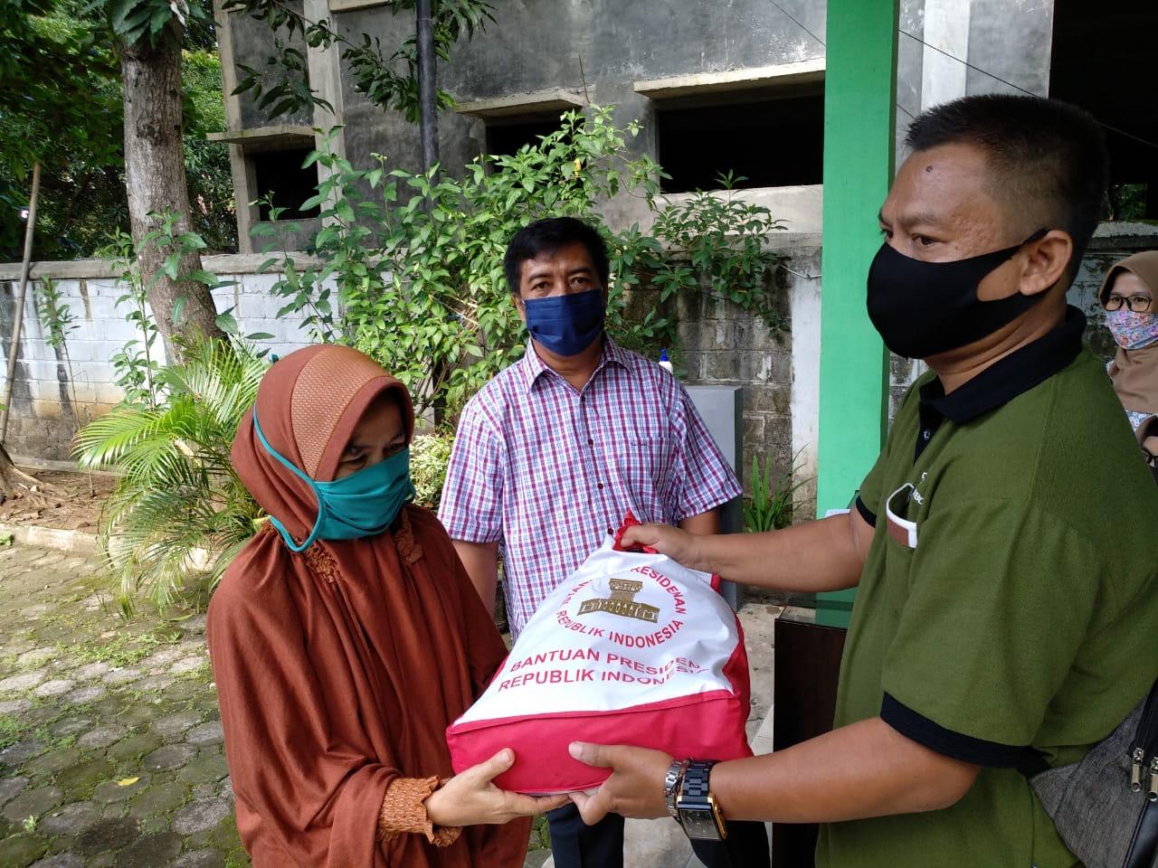 Disdik Kota Cirebon Salurkan Bantuan untuk Pedagang Kantin Sekolah