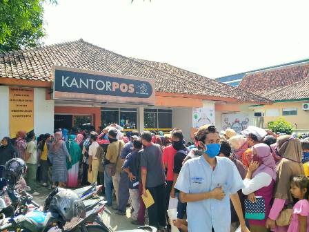 Berjubel, Warga Antre di Kantor Pos Sumber untuk Dapat Bansos