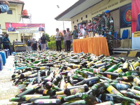 Jelang Lebaran, Polresta Cirebon Musnahkan Puluhan  Ribu Botol Miras