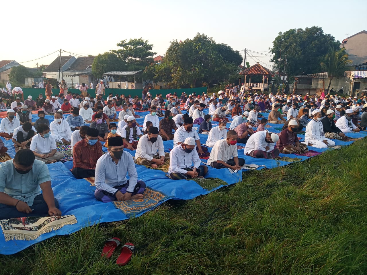 Khidmat, Warga Griya Caraka Salat Id di Lapangan