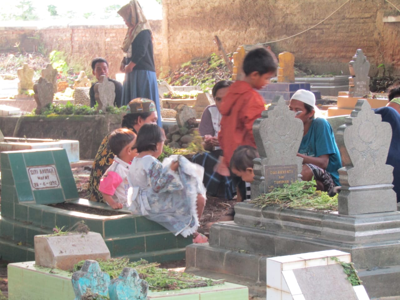 Warga Tetap Nyekar ke Makam Keluarga