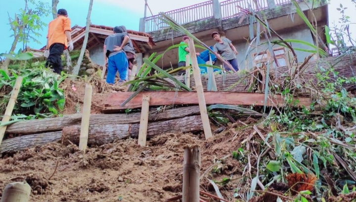 Hari Kedua Idul Fitri, Rumah Warga di Bunigeulis Kuningan Dihantam Longsor