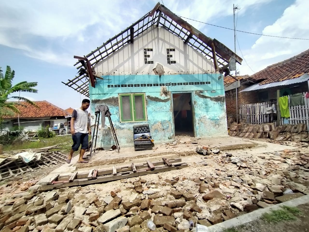 Di Tengah Suasana Idul Fitri, Rumah Ratima Ambruk