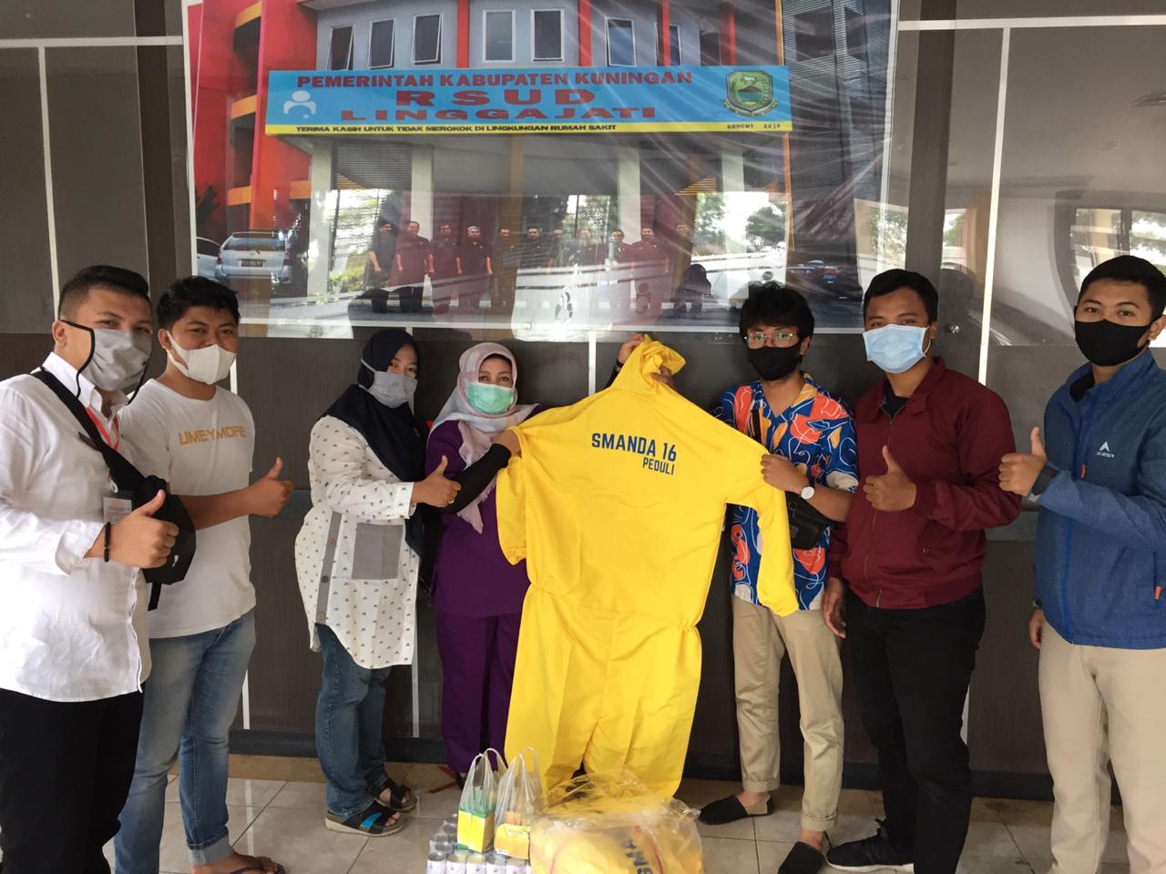 Alumni Smanda’16 Bantu Baju Hazmat ke RS Linggajati