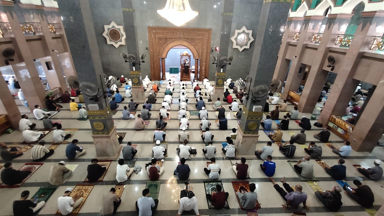 Terapkan Jaga Jarak, Begini Suasana Salat Jumat di Masjid At Taqwa