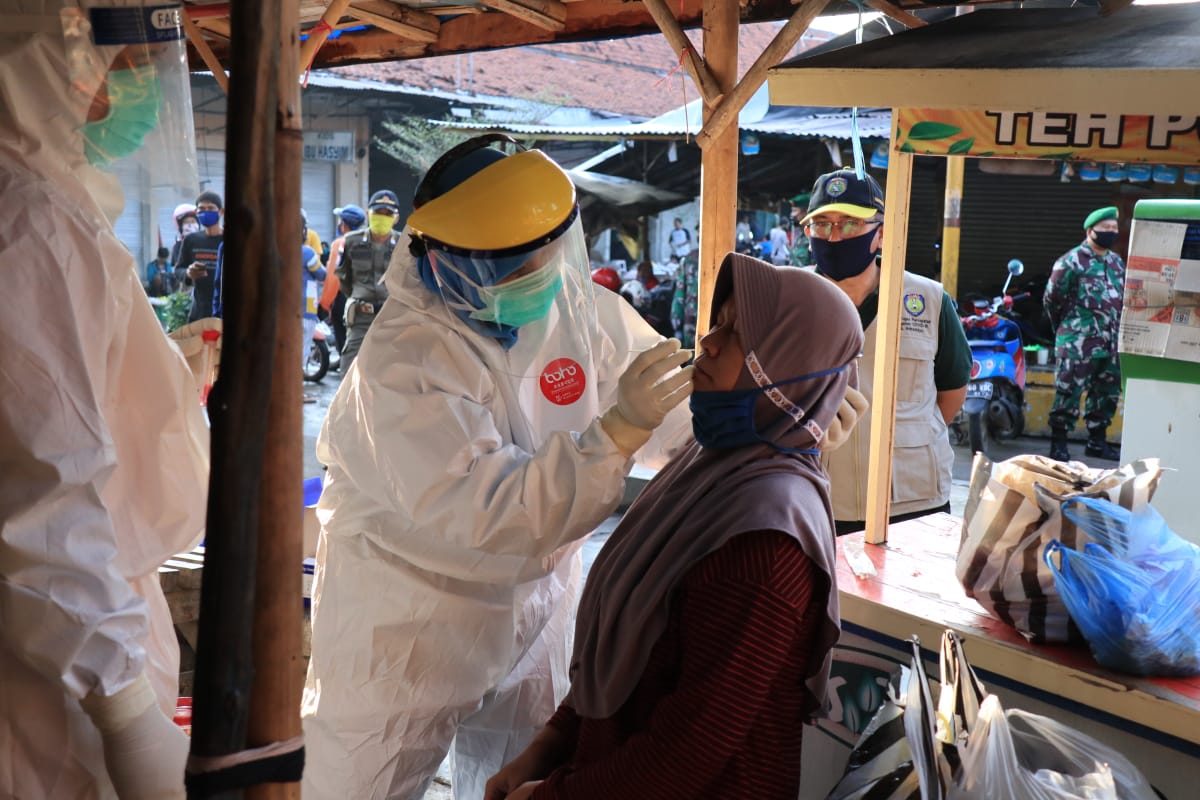 Gugus Tugas Lakukan Swab Test Covid-19 di Pasar Baru