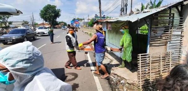 Pulang dari Perantuan, Lansia Terbaring Lemas di Gubuk, Dievakuasi ke RSD Gunung Jati