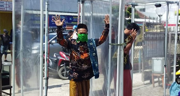 Sebelum Masuk Masjid, Jamaah Salat Jumat Wajib Lewati Bilik Sterilisasi