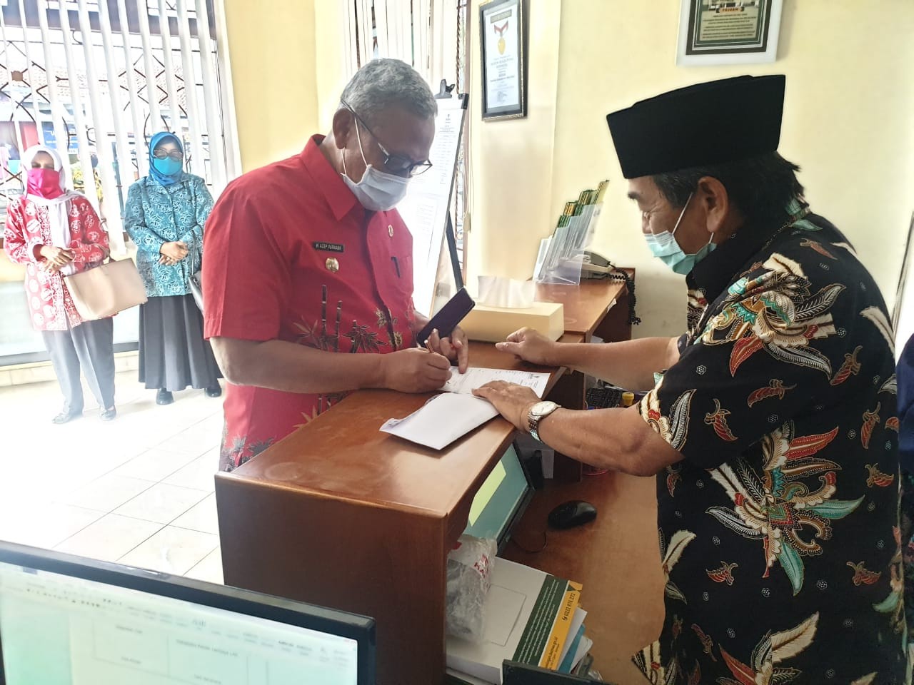 Bupati Bayar Zakat Mal Rp10 Juta