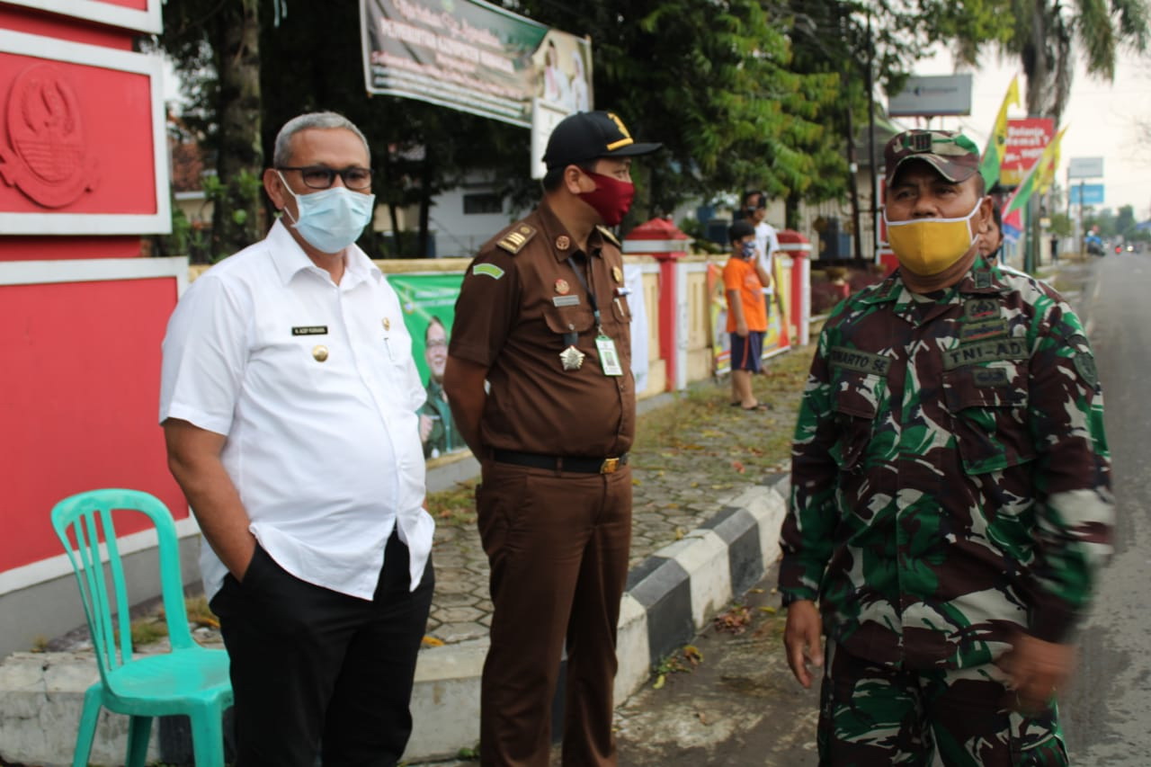 Bupati Monitor PSBB, Bagikan Masker