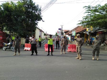 Membandel, Petugas Tutup Jalan dan Larang Masyarakat  Berkerumun Beli Takjil