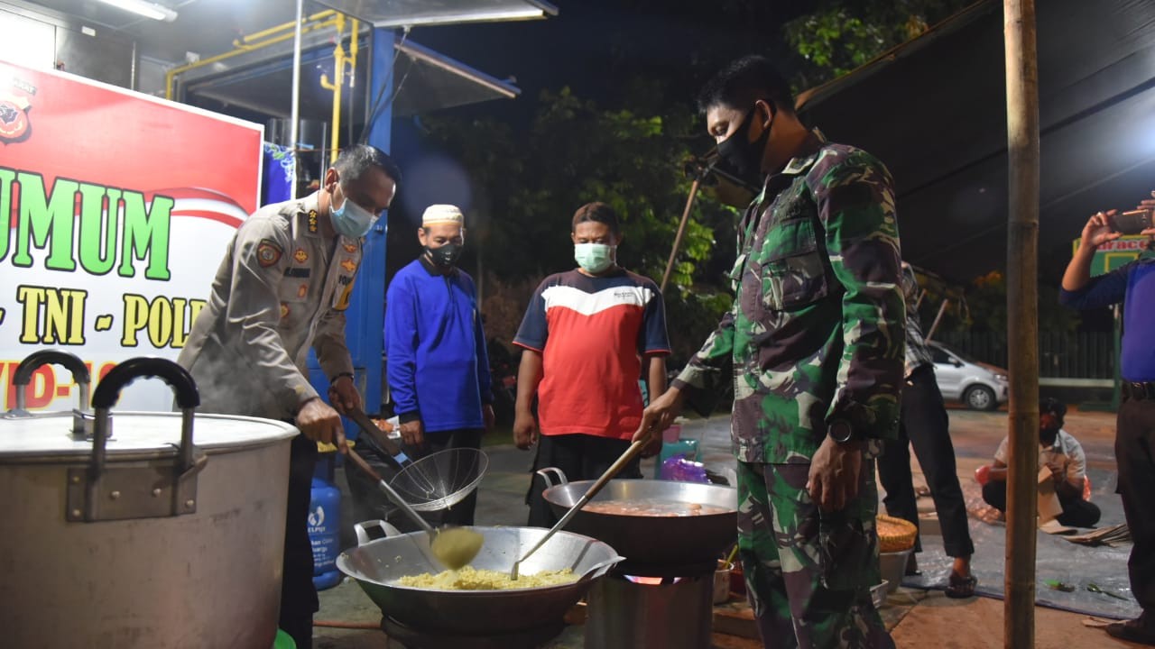 Polisi-TNI, Bagi-bagi Nasi Bungkus untuk Sahur