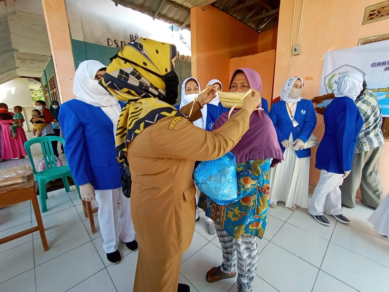 DPC IWAPI Indramayu Bagi Sembako dan Masker