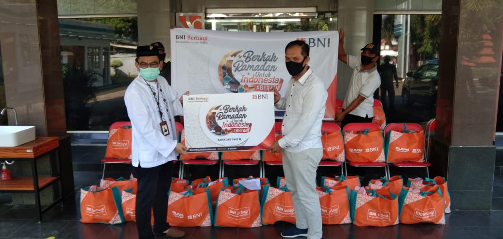 BNI KC Cirebon Salurkan 250 Paket Sembako