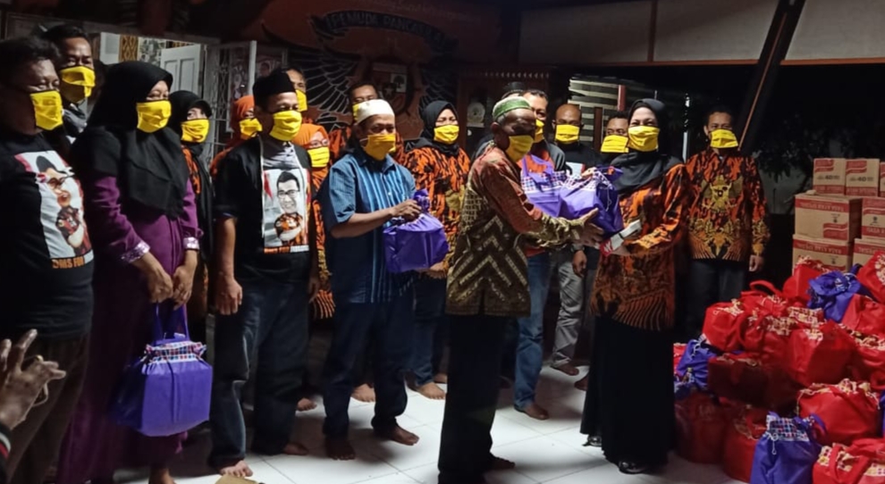 Srikandi Pemuda Pancasila Salurkan 1.000 Paket Sembako ke Wilayah Zona Merah Covid 19