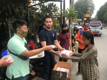 Kopi Keraton Bagi Takjil Gratis