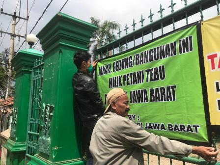 Petani Tebu Segel Gedung APTRI