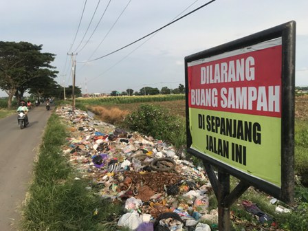 Ada Papan Larangan, Tetap Saja Buang Sampah