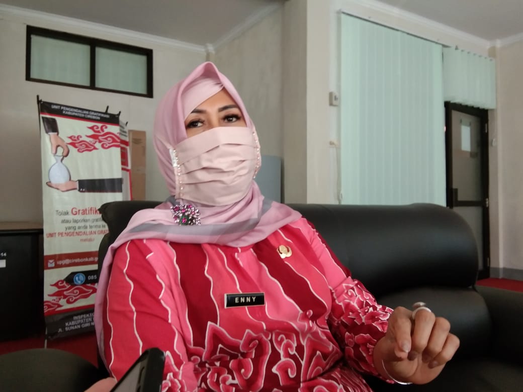 Salah Fokus, Netizen: Ibu Enny Maskernya Beli di Mana