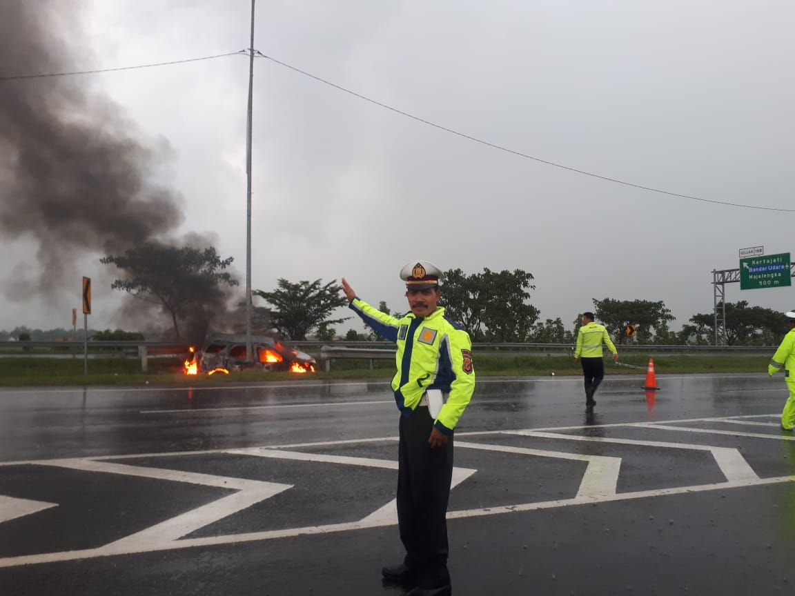 Tabrak Pembatas di Tol Cipali, Toyota Rush Terbakar