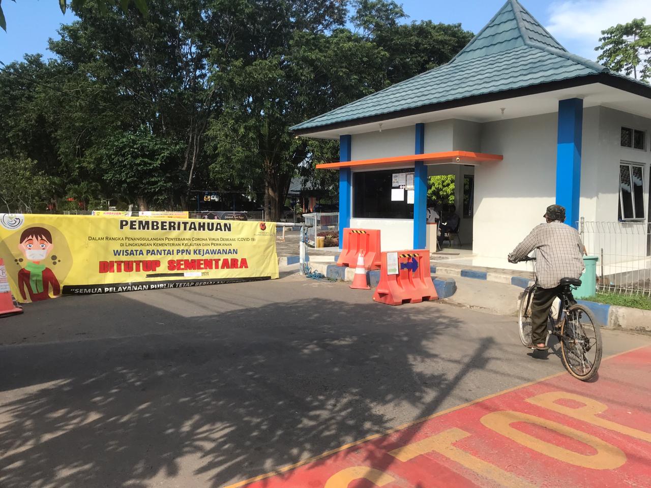 Pantai Kejawanan Masih Ditutup, Pengunjung Balik Kanan