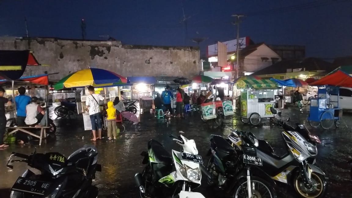 Pedagang Padati Terminal Maja