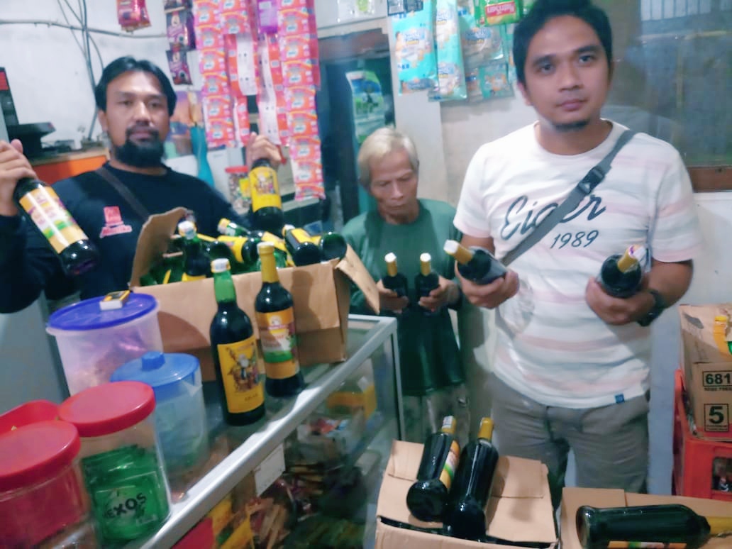 Satnarkoba Amankan Puluhan Botol Miras