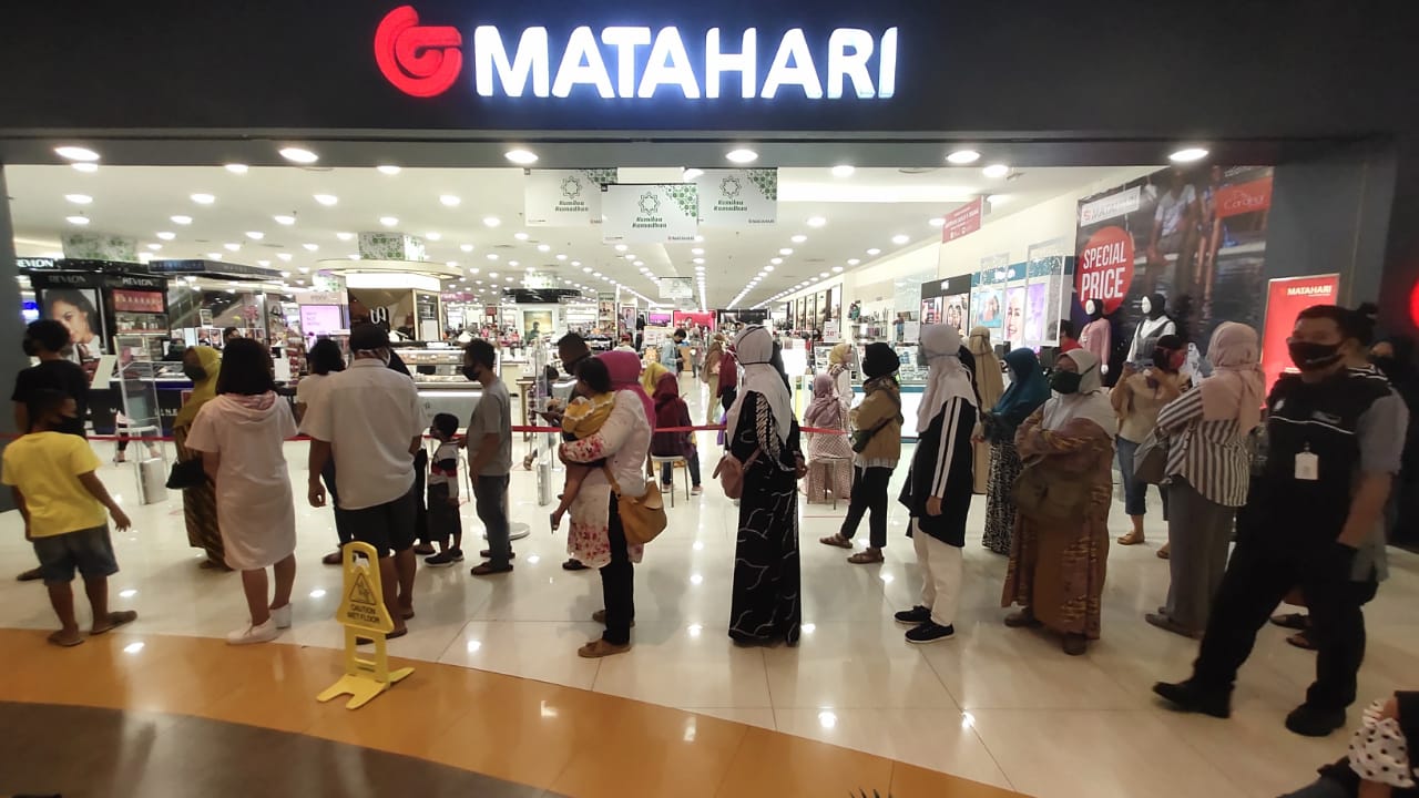 Masuk Mall Antre, Mayoritas Warga Luar Kota Cirebon