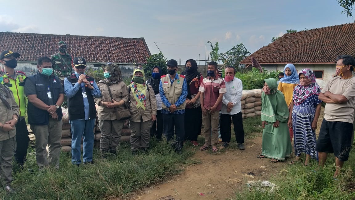 Korban Longsor  Blok Babakan Desa Cimuncang Terima Bantuan