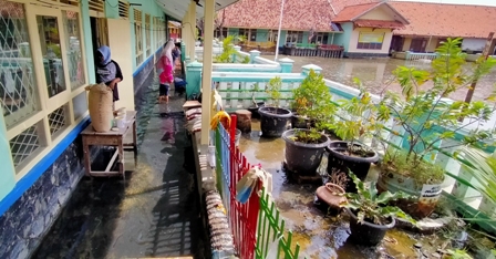 Banjir Rob Surut, Warga Kandanghaur dan Sukra Bersih-bersih