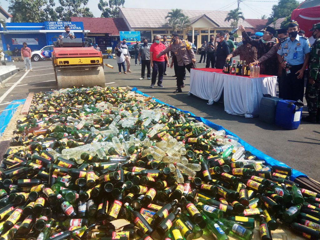 Musnahkan Ribuan Botol Miras di Halaman Mapolres Kuningan