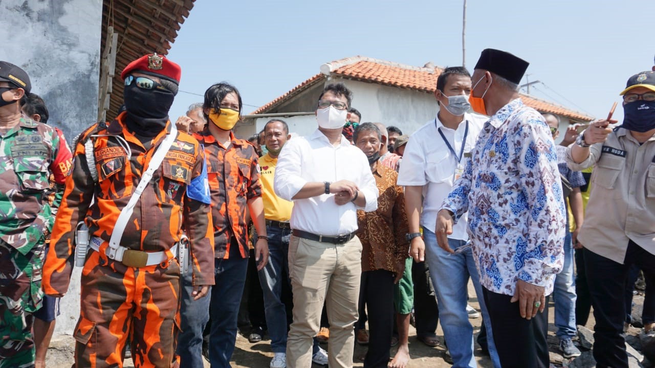 Daniel Bantu Revitalisasi Breakwater, Cegah Abrasi Pantai di Juntinyuat