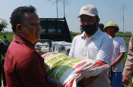 Polda Jabar Bantu Petani Indramayu