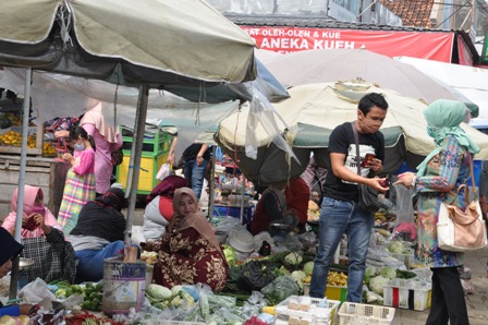 Kadinkes Kuningan Berbagi Masker di Pasar Cilimus