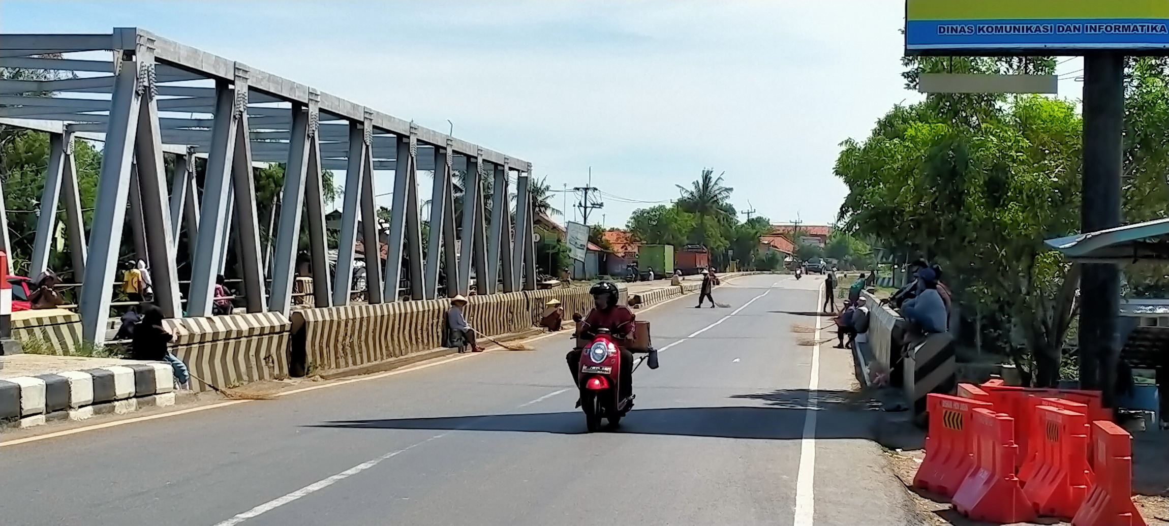 Pandemi Covid-19, Jumlah Penyapu Uang Sedekah Jembatan Sewo  Sukra Menyusut