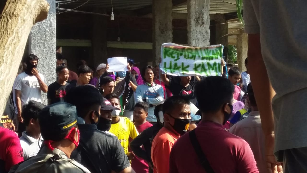 Warga Tuntut Kuwu Tersana Mundur