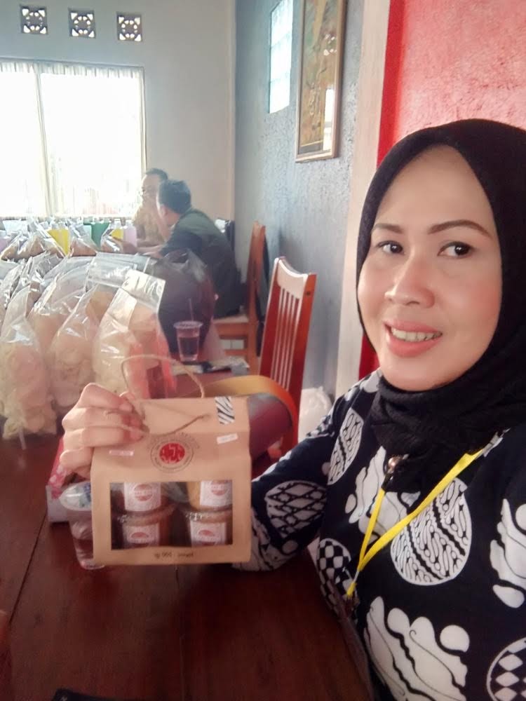 Oki Pitaloka Dirikan Kuliner Serundeng Khas Kuningan