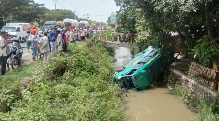 Elf Diseruduk Truk Nyemplung Sungai, 7 Penumpang Luka-luka