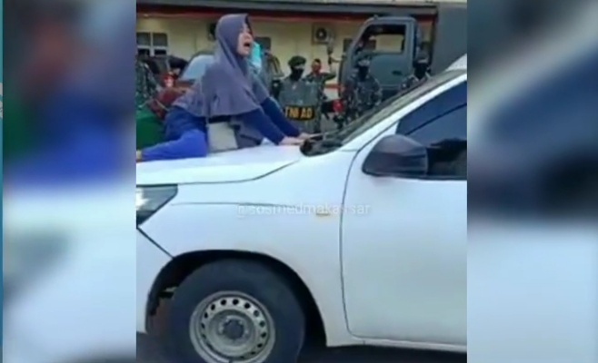 Viral, Wanita Ini Hadang Ambulans Covid-19 yang Membawa Jenazah Ibunya dengan Teriakan Histeris