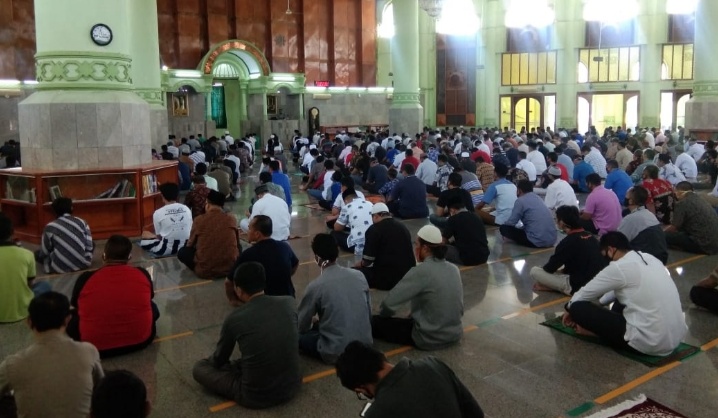 Setelah Sebulan Lebih Tutup, Masjid Agung Kembali Gelar Salat Jumat