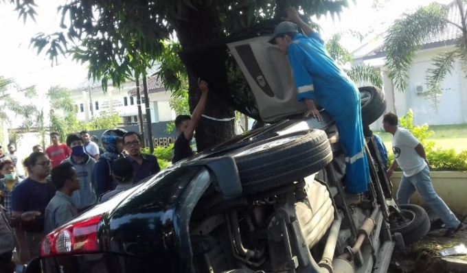 Avanza Terguling setelah Tabrakan dengan Mobil Boks di Watubelah, 3 Orang Luka-luka