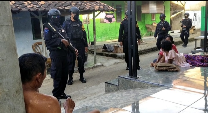 Brimob Patroli Antisipasi Tawuran Susulan Antarwarga Sirnabaya dengan Purwawinangun
