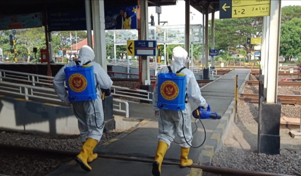 BIN Tanggap Covid-19, Semprot Disinfektan Kompleks Stasiun Kejaksan Cirebon