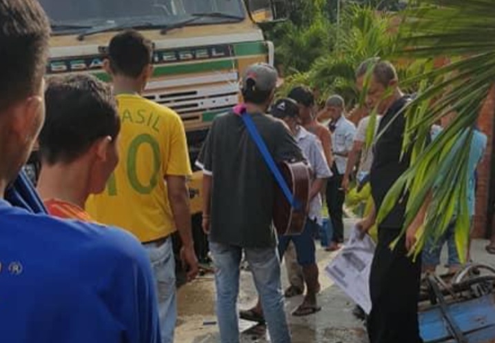 Truk Semen Sambar Dua Becak Pangkalan di Brigjen Darsono, Diduga Sopir Ngantuk