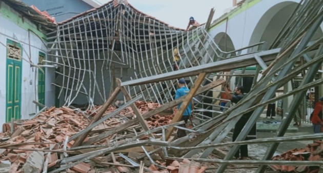 Kayu Rapuh, Atap Teras Masjid Asy Syafi’i di Pesayangan Ambruk