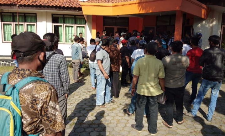 Verfak Ditunda, Kantor KPU Indramayu Diserbu Massa Pendukung Toto-Deis