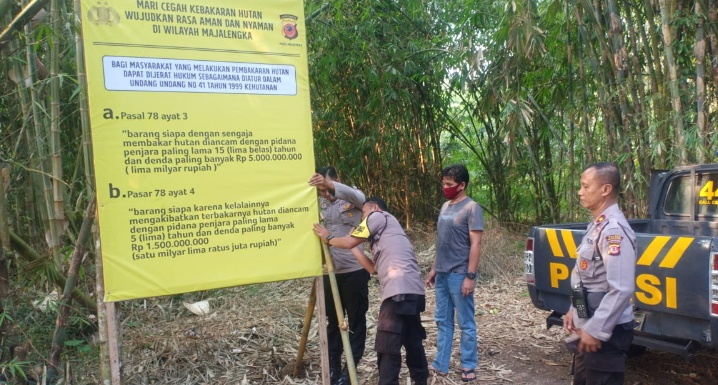 Cegah Karhutla, Polsek Cikijing Pasang Spanduk Sosialisasi