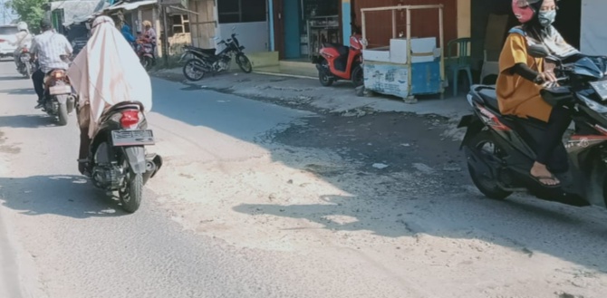 Warga Keluhkan Jalan Matabasa Desa Lurah Rusak dan Berlubang