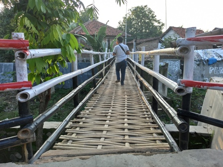 Terlalu Lama Menunggu, Warga Sumurwuni Perbaiki Jembatan dengan Dana Swadaya