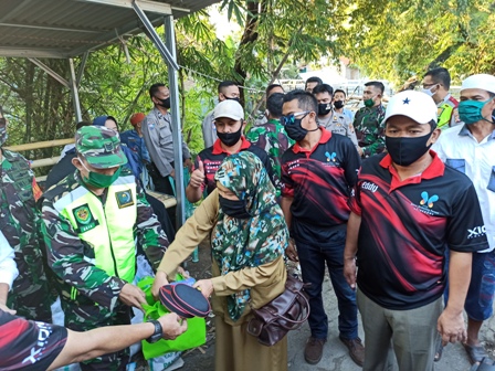 Gotong-royong Bantu Warga Pinggiran Kota Cirebon